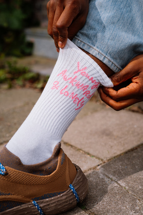 Jeangu Macrooy - Young, Awkward & Lonely Theater Tour Socks Pink Unisex